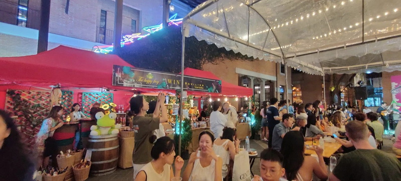 Indoor Market with Crowds at Chiang Mai Local Markets Guide A lively indoor market with people eating and shopping under bright lights at Chiang Mai Local Markets Guide.