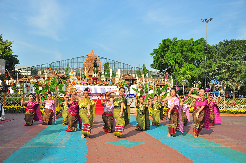 Travel photograph selected for Queen Cham Dhavi Monument destination guide.
