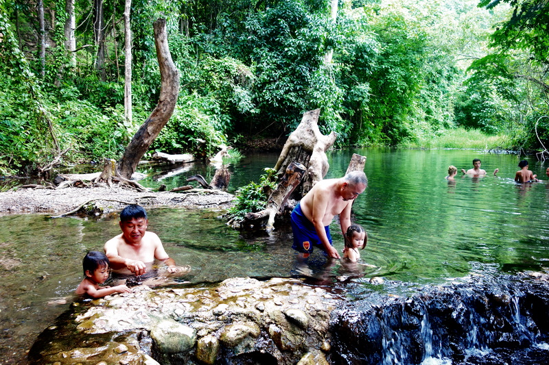Travel photograph selected for Sai Ngam Natural Mineral Spring destination guide, Sai Ngam Natural Mineral Spring main article view 3 2