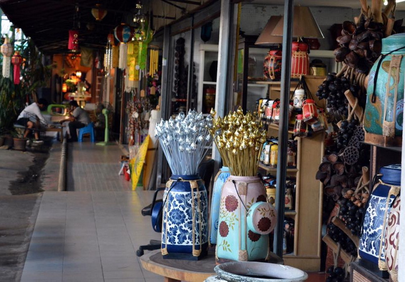 Market Display of Decorative Vases at Baan Tawai Wood Carving Village Colorful vases and lanterns displayed outside a market shop with various souvenirs at Baan Tawai Wood Carving Village.